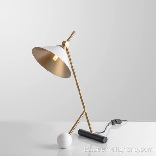Lámparas de mesa de metal en casa de lujo decorativo moderno
